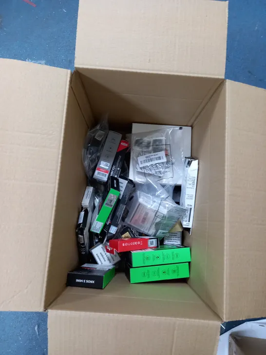 BOX OF APPROXIMATELY 26 ASSORTED VAPING ITEMS