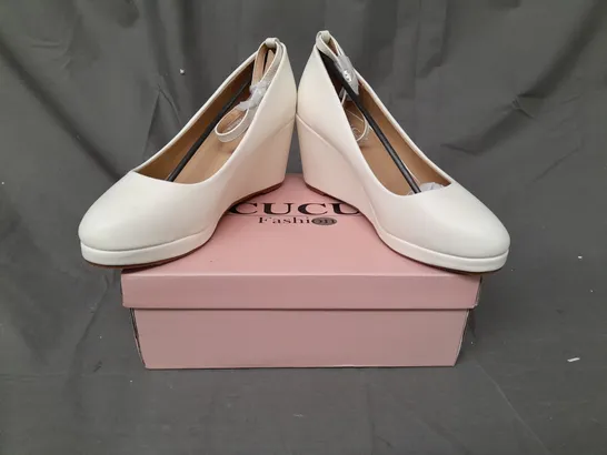 BOXED PAIR OF GUCU FASHION SLIP-ON WEDGES IN WHITE EU SIZE 39