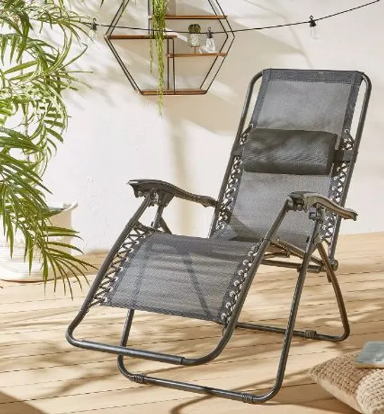 BOXED LUXURY RELAXER CHAIR BLACK RRP £44.99