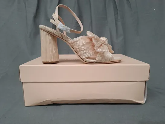 BOXED PAIR OF LOEFFLER RANDALL OPEN TO BLOCK HEEL SANDALS IN WHEAT SIZE 6.5