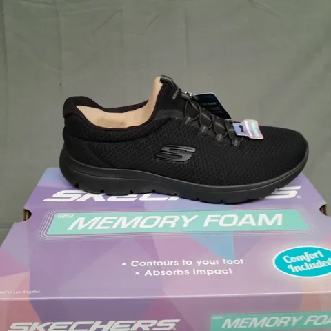 BOXED PAIR OF SKETCHERS MEMORY FOAM SUMMITS IN LBACK SIZE 9.5