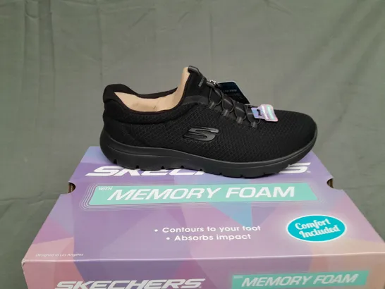 BOXED PAIR OF SKETCHERS MEMORY FOAM SUMMITS IN LBACK SIZE 9.5