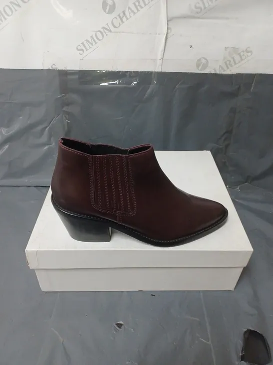 BOXED PAIR OF WOMENS WINE LEATHER ANKLE BOTS SIZE 36