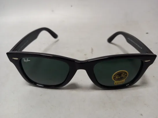 BOXED RAY-BAN SUNGLASSES IN BLACK FRAME W. BLACK LENS