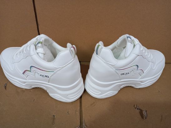 BOXED PAIR OF DESIGNER SHOES IN WHITE EU SIZE 37