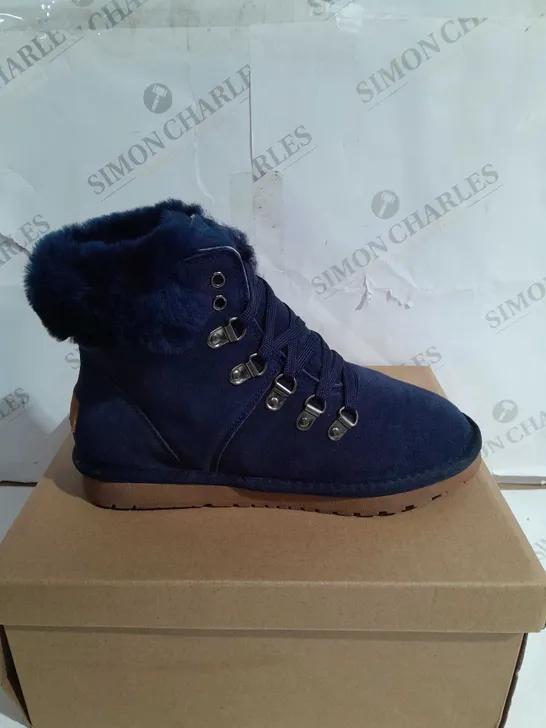 BOXED BONOVA SHEEPSKIN BOOTS NAVY - SIZE 5