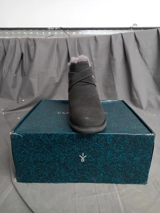 EMU MERAK SUEDE BOOTS SIZE 4