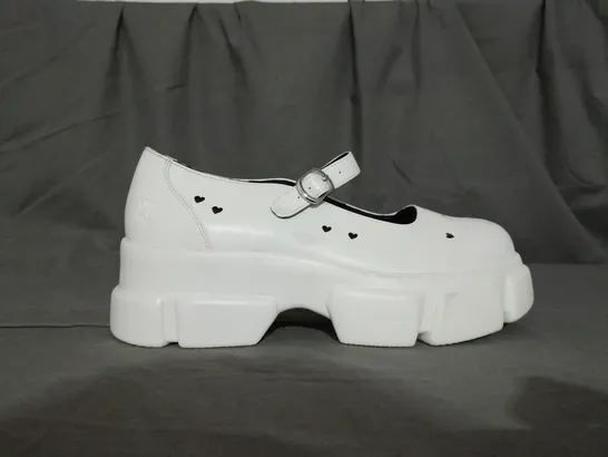 PAIR OF KOI MARY JANES IN WHITE SIZE 40EU