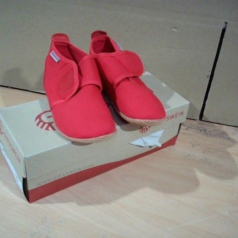 BOXED PAIR OF GIESSWEIN SLIM FIT KIDS SHOES RED SIZE 29
