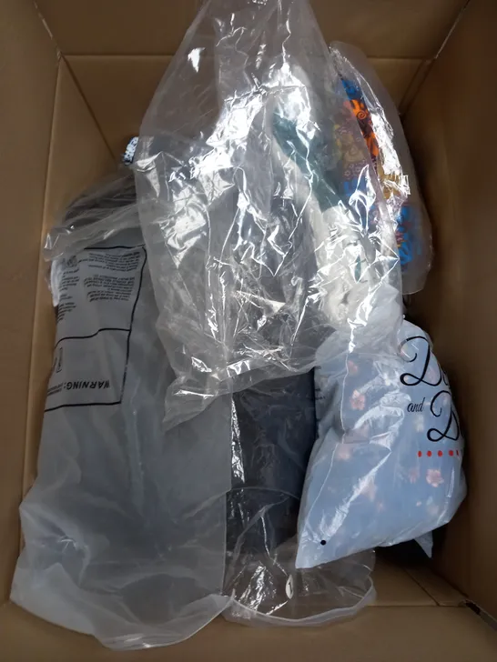 BOX OF APPROXIMATELY 25 ASSORTED CLOTHING ITEMS TO INCLUDE - HAT , PANTS , QUARTER ZIP ETC