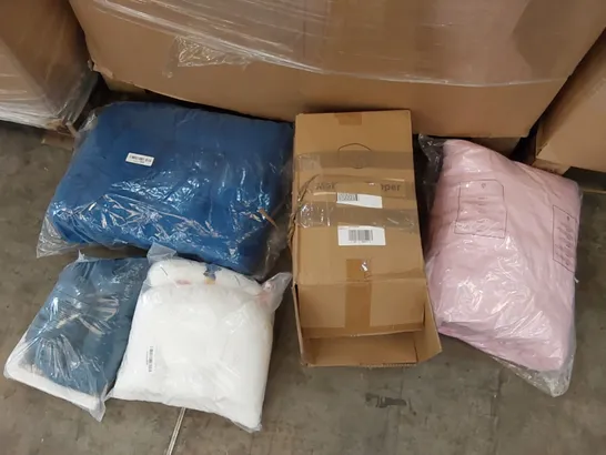 PALLET OF ASSORTED BEDROOM AND COMFORT BASED PRODUCTS TO INCLUDE; PILLOWS, SUPPORT SEAT CUSHIONS AND SIMILARLY RELATED GOODS