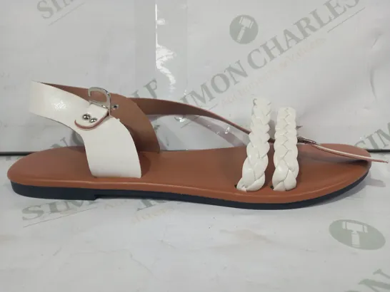 PAIR OF DESIGNER OPEN TOE WOVEN EFFECT STRAP FLAT SANDALS IN WHITE EU SIZE 40