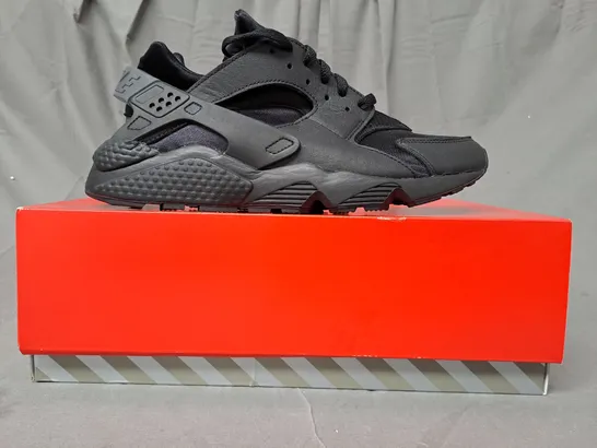 BOXED PAIR OF NIKE AIR HUARACHE SHOES IN BLACK UK SIZE 10