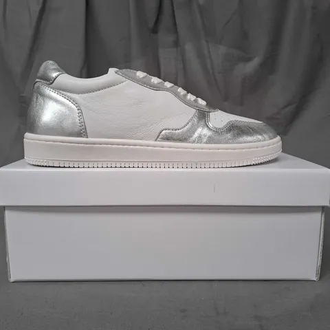 BOXED PAIR OF AADA STUDIOS SHOES IN WHITE/METALLIC SILVER EU SIZE 39