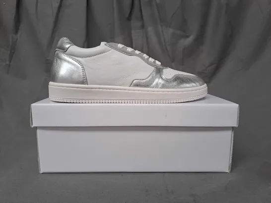 BOXED PAIR OF AADA STUDIOS SHOES IN WHITE/METALLIC SILVER EU SIZE 39