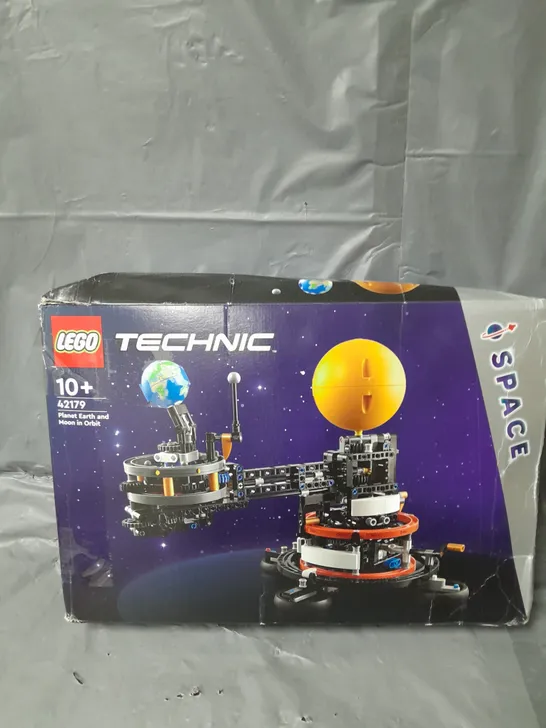 LEGO TECHNIC PLANET EARTH AND MOON IN ORBIT 42179