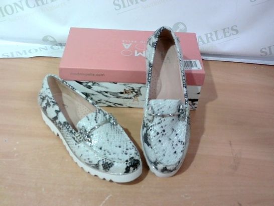 BOXED PAIR OF MODA IN PELLE - SIZE 40