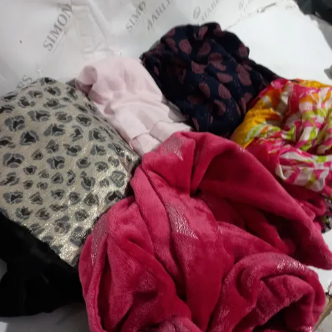 BOX OF APPROXIMATELY 10 CLOTHING ITEMS TO INCLUDE TOPS, JUMPERS, DRESSES ETC