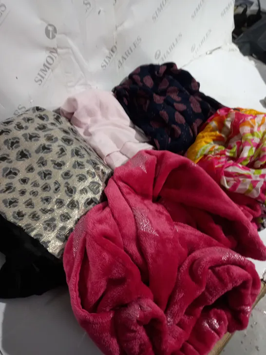 BOX OF APPROXIMATELY 10 CLOTHING ITEMS TO INCLUDE TOPS, JUMPERS, DRESSES ETC