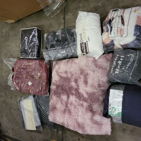 PALLET OF A SIGNIFICANT QUANTITY OF ASSORTED HOME ITEMS TO INCLUDE UMI WEIGHTED BLANKET, PINK FLUFFY RUG AND BED STORY PILLOW
