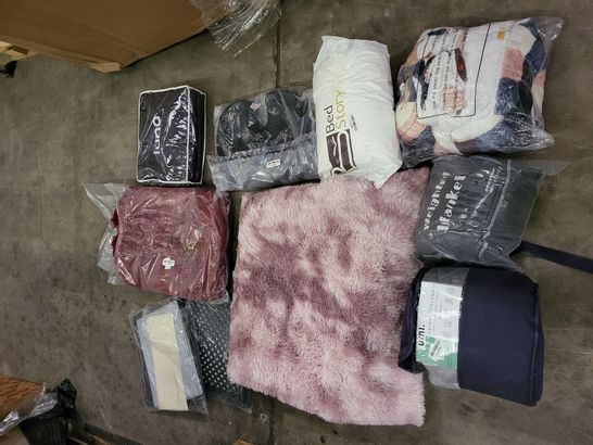 PALLET OF A SIGNIFICANT QUANTITY OF ASSORTED HOME ITEMS TO INCLUDE UMI WEIGHTED BLANKET, PINK FLUFFY RUG AND BED STORY PILLOW