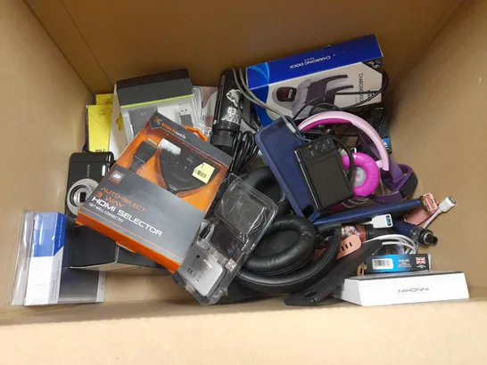 LOT OF APPROX 20 ASSORTED ITEMS TO INCLUDE- SCREEN PROTECTORS - PS5 CHARGING DOCK - HDMI SECLECTOR ECT