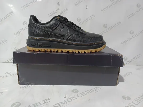 BOXED PAIR OF NIKE AIR FORCE 1 LUXE SHOES IN BLACK UK SIZE 9