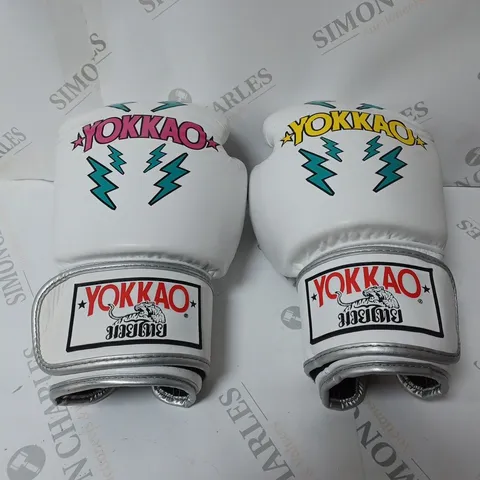 PAIR OF YOKKAO 14 OZ BOXING GLOVES