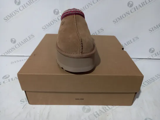 BOXED PAIR OF UGG WTAZZ SHOES IN TAN UK SIZE 4