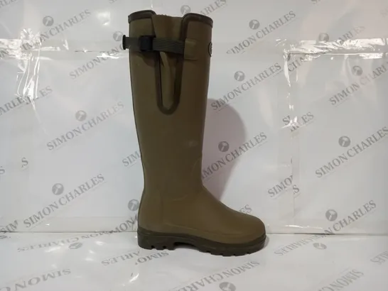 BOXED PAIR OF LE CHAMEAU WELLINGTON BOOTS IN OLIVE UK SIZE 5