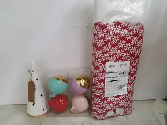 BOX CONTAINING APPROXIMATELY 7 ASSORTED BRAND NEW CHRISTMAS DECORATIONS 