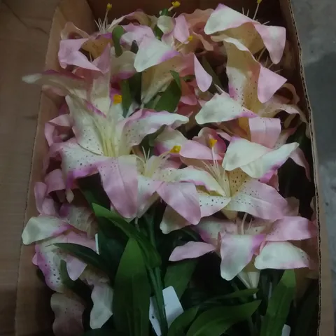 BOX OF 24 BRAND NEW SIGNATURE SILK FLOWERS 85CM SATIN TIGER LILY SPRAY × 3 W/2 FLOWERS, 1 BUD & 11 LEAVES - FUSCHIA SILK FLOWERS