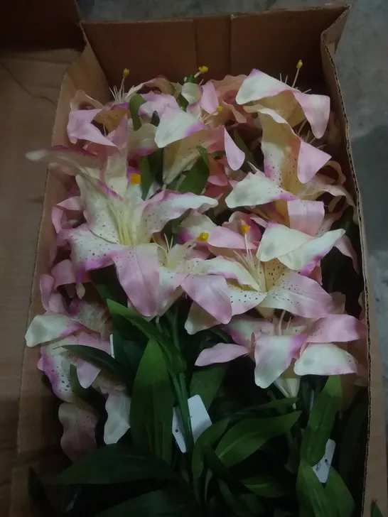 BOX OF 24 BRAND NEW SIGNATURE SILK FLOWERS 85CM SATIN TIGER LILY SPRAY × 3 W/2 FLOWERS, 1 BUD & 11 LEAVES - FUSCHIA SILK FLOWERS