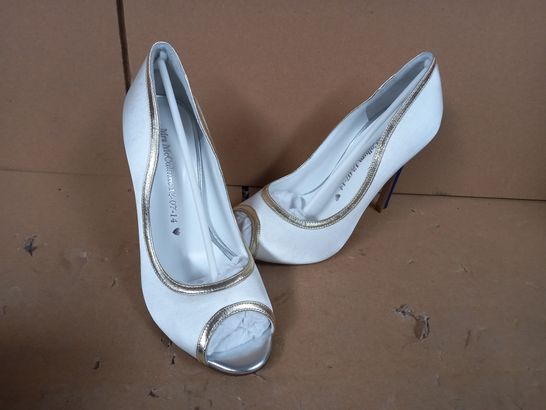 BOXED PAIR OF DESIGNER HEELS IN WHITE/BLUE/GOLD EFFECT SIZE EU 38