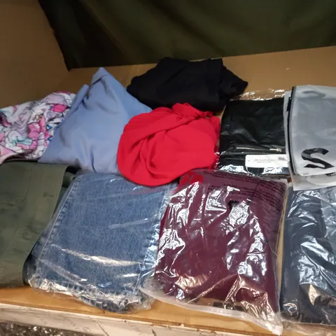 LOT OF APPROX 20 ASSORTED CLOTHING ITEMS TO INCLUDE JUMPERS, JEANS AND T-SHIRTS