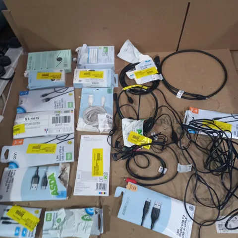 LOT OF APPROX 20 ASSORTED TECH ITEMS TO INCLUDE EARPHONES, CHARGING CABLES, HDMI CABLES ETC