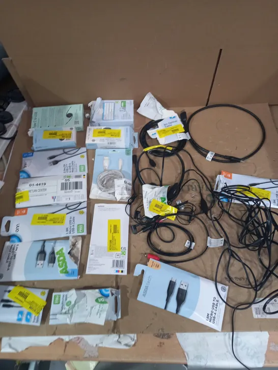 LOT OF APPROX 20 ASSORTED TECH ITEMS TO INCLUDE EARPHONES, CHARGING CABLES, HDMI CABLES ETC