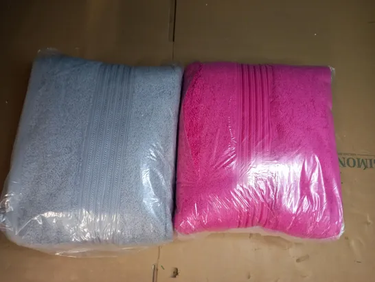 BOX OF 2 ASSORTED HOUSEHOLD ITEMS TO INCLUDE DESIGNER PACK OF 2 TOWELS IN GREY, AND DESIGNER PACK OF 2 TOWELS IN PINK