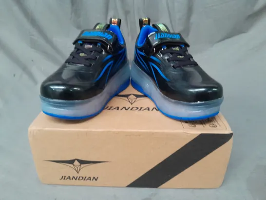 BOXED PAIR OF JIANDIAN WHEELED TRAINERS IN BLACK/BLUE EU SIZE 30