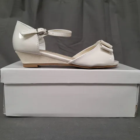 BOXED PAIR OF SPOT ON OPEN TOE KIDS SANDALS IN WHITE W. BOW DETAIL SIZE 12