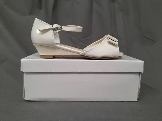 BOXED PAIR OF SPOT ON OPEN TOE KIDS SANDALS IN WHITE W. BOW DETAIL SIZE 12