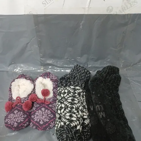 APPROXIMATELY 10 PAIRS OF MUK LUKS SLIPPER SOCKS