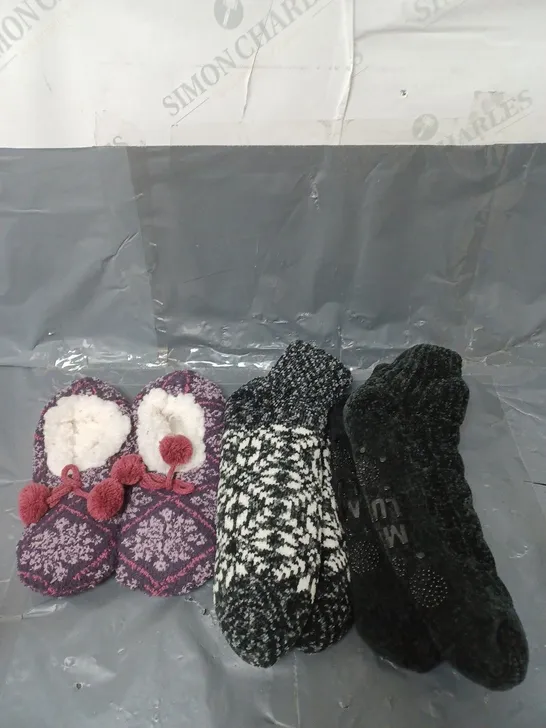 APPROXIMATELY 10 PAIRS OF MUK LUKS SLIPPER SOCKS