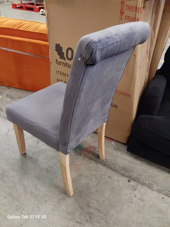 BOXED PAIR OF UPHOLSTERED BUTTONED BACK DINING CHAIRS GREY PLUSH FABRIC ON OAK LEGS 