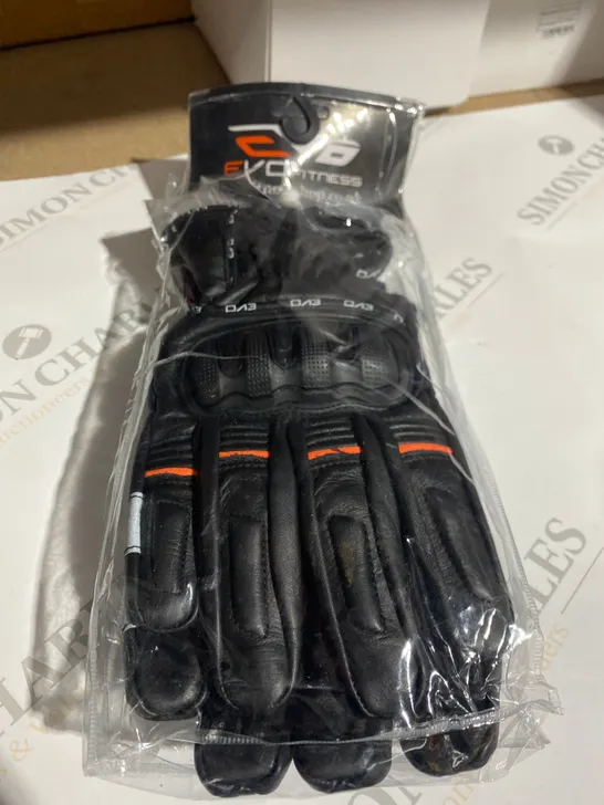 BAGGED PAIR OF EVOFITNESS GROUP MOTORCYCLE GLOVES 