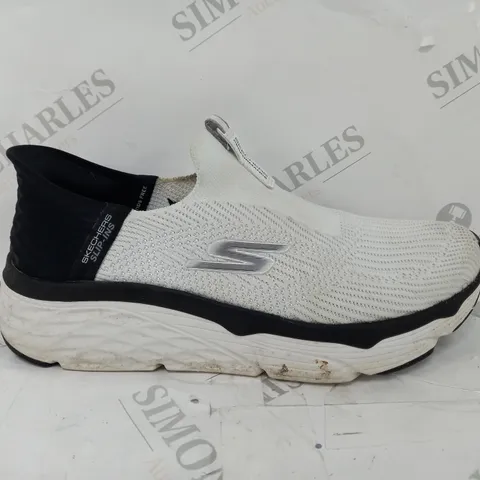 SKETCHERS SLIP INS MAX CUSHION TRAINER - SIZE 6