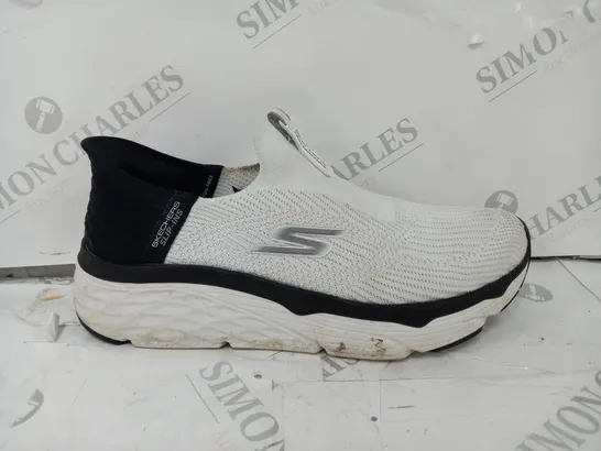 SKETCHERS SLIP INS MAX CUSHION TRAINER - SIZE 6