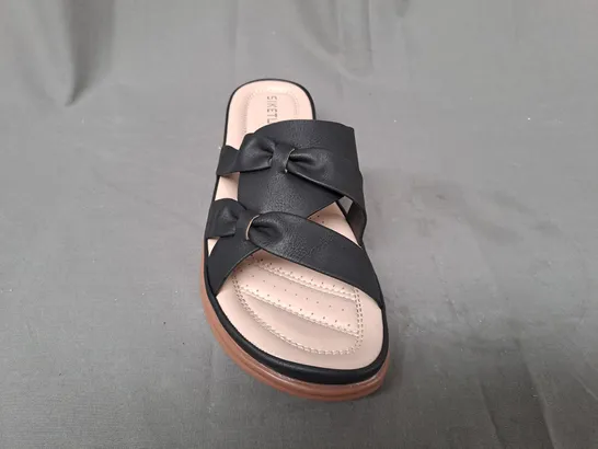 BOXED PAIR OF SIKETU OPEN TOE SANDALS IN BLACK EU SIZE 41