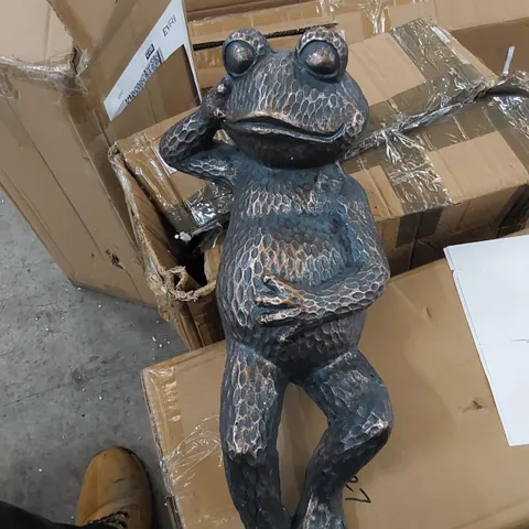 BOXED GARDEN LOUNGING FROG