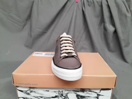 BOXED PAIR OF MODA IN PELLE ASTRIPE GREY LEATHER TRAINERS - SIZE 6